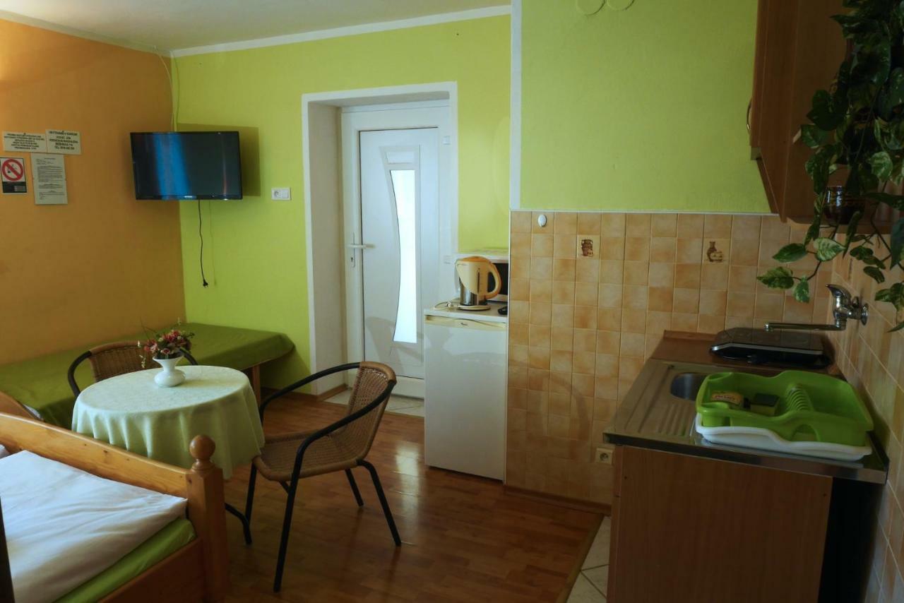 Apartman Pri Zamocku Besenova Luaran gambar
